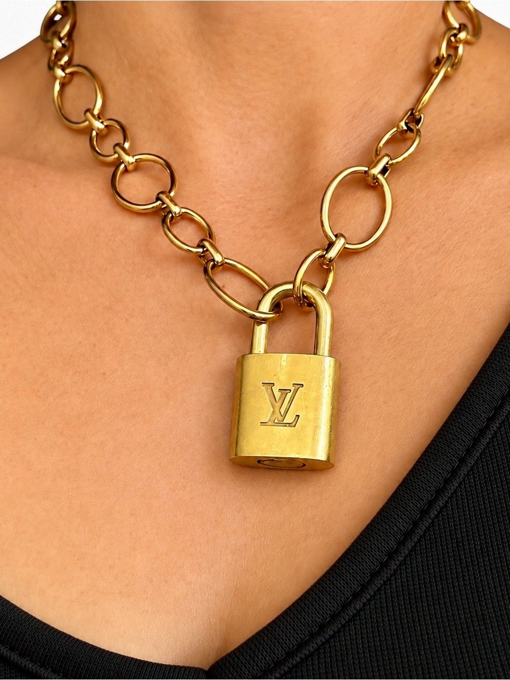 ✨Authentic✨padlock Louis Vuitton Gold 🔒 (unbranded chain nit included)